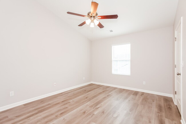 Building Photo - 204 Ravenridge Ct