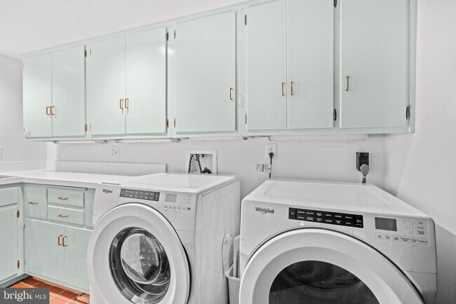 Building Photo - 6045 Edgewood Terrace