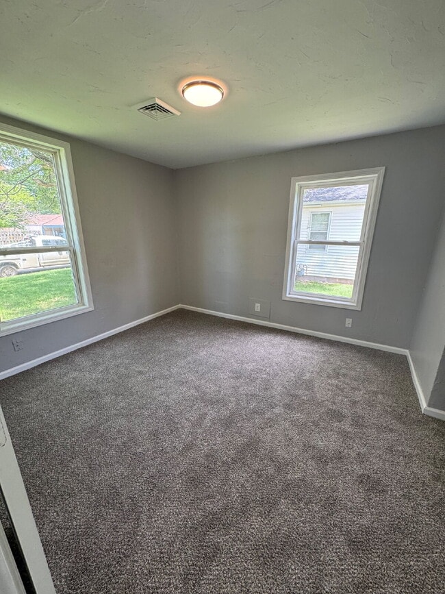 Building Photo - 804 S Terrace Dr