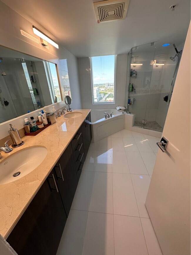 Building Photo - 16699 Collins Ave