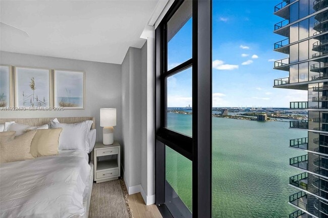 Building Photo - 700 NE 24th St