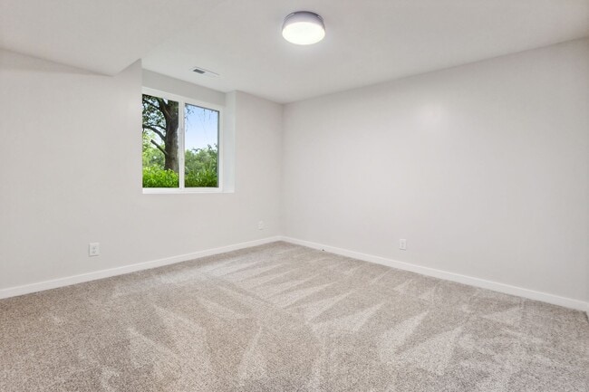 Building Photo - Fully Remodeled South Lincoln 4 Bedroom