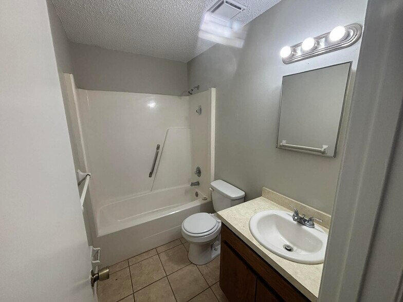 Building Photo - 3839 NW Huntsboro St