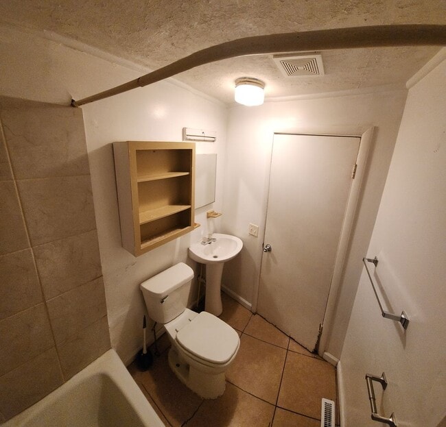 Building Photo - Nice 2 bedroom