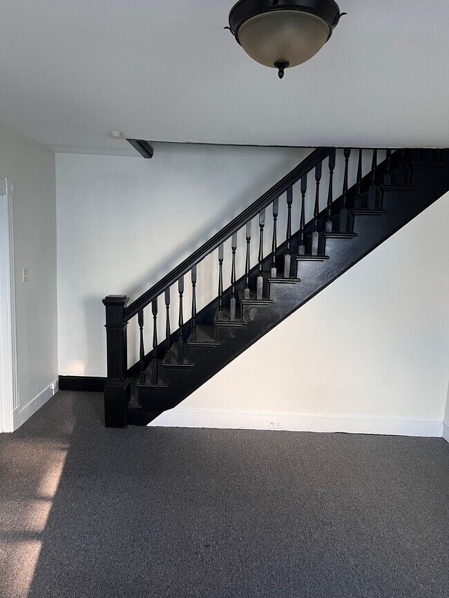 Building Photo - 140 Center St