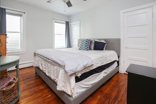 Building Photo - Updated 3 bed - Private Porch - In Unit Laundry