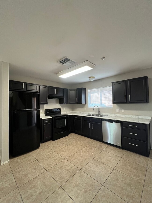 Building Photo - 2 Bedroom 1.5 Bath  Move in Ready in North...