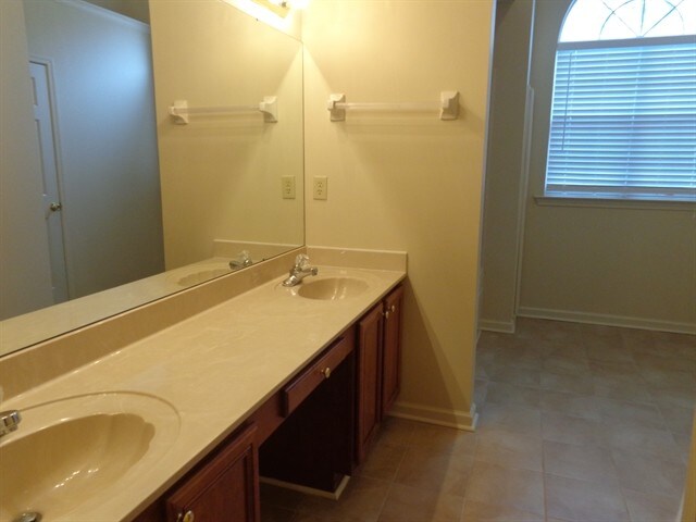 Building Photo - 290 Oaks Edge