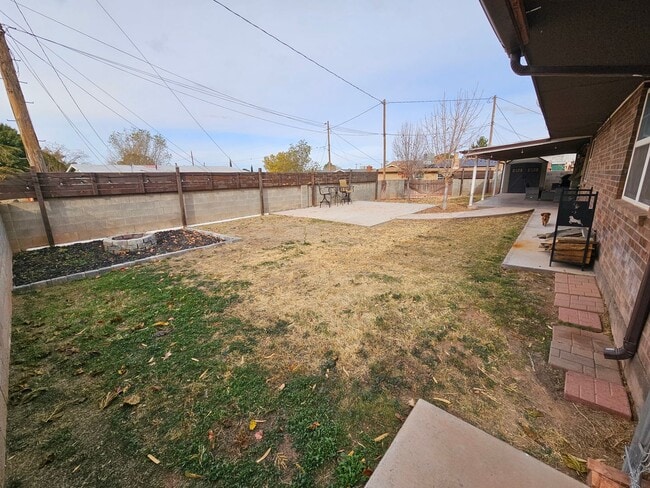 Building Photo - Beautiful 4 Bedroom / 2 Bath Large Home wi...