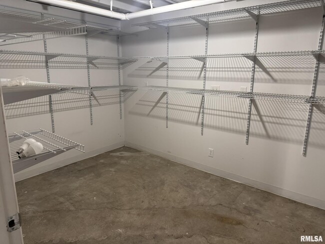 Building Photo - 1868 Kings Dr