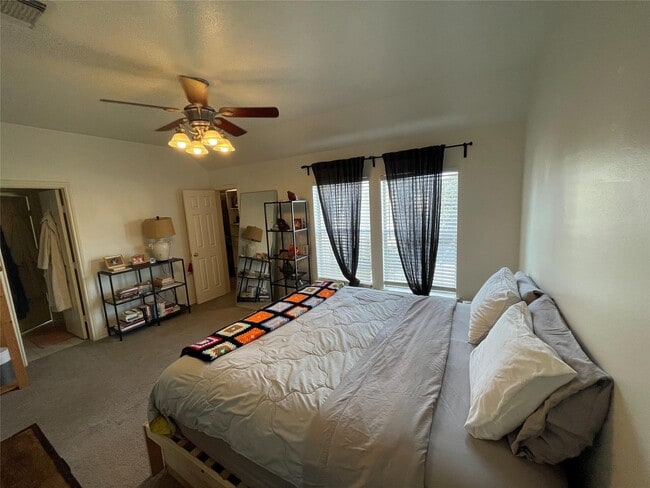 Building Photo - 718 Redwing Park Dr