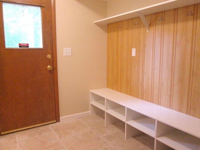 Building Photo - Desirable Mequon Home in Heart of Ville du...