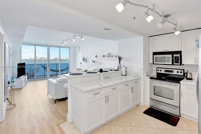 Building Photo - 7501 E Treasure Dr