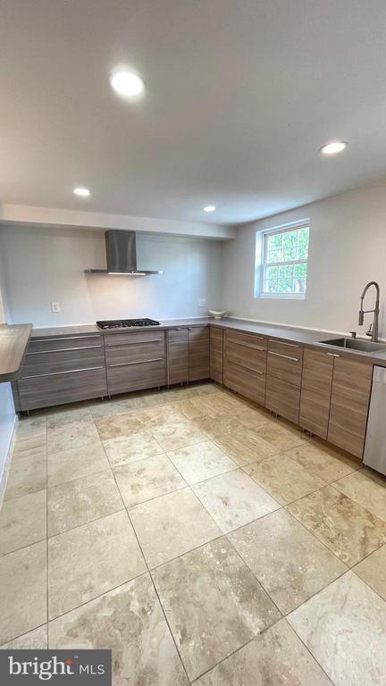 Building Photo - 324 Avon St