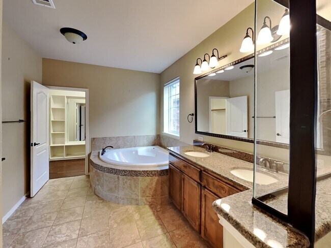 Building Photo - GORGEOUSE HOME IN A GATED COMMUNITY!