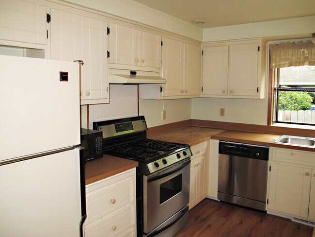 Building Photo - 601 NW Ensign Dr