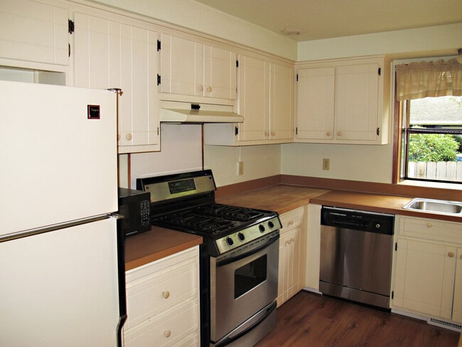 Building Photo - Pet Negotiable 3 Bedroom Home. Fire Place and Garage.