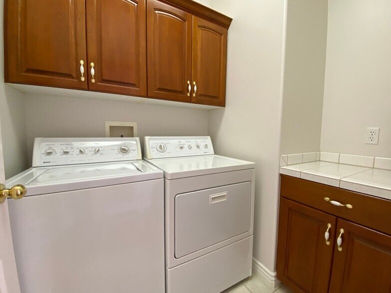 Building Photo - 862 Owls Way