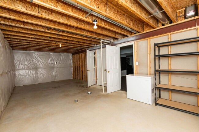 Building Photo - 4 bed, 2.5 bath Single Family Home in Char...