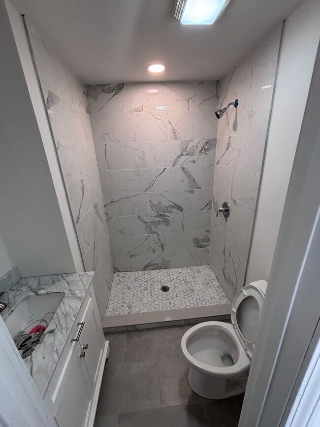 Building Photo - Newly Renovated 2 Bed 1.5 Bath
