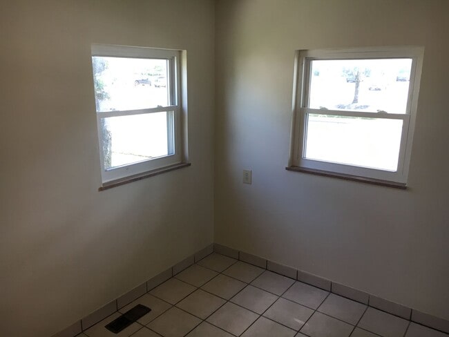 Building Photo - **2-BEDROOM HOUSE W/ DETACHED GARAGE IN BE...