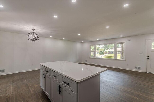 Building Photo - 2352 Glendale Dr