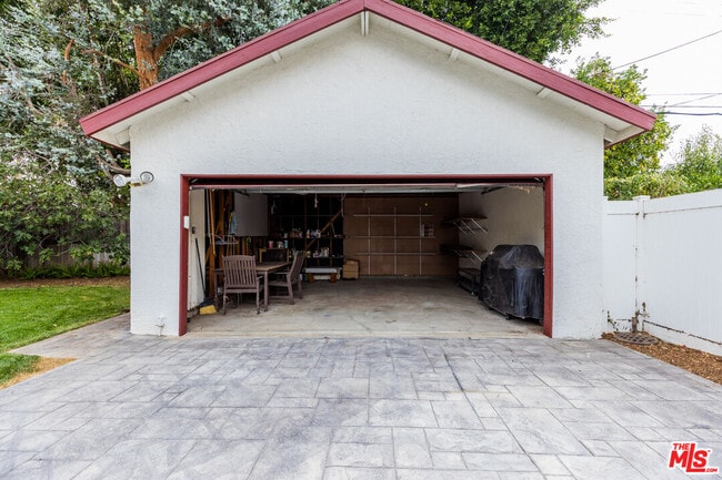 Building Photo - 5732 Vesper Ave