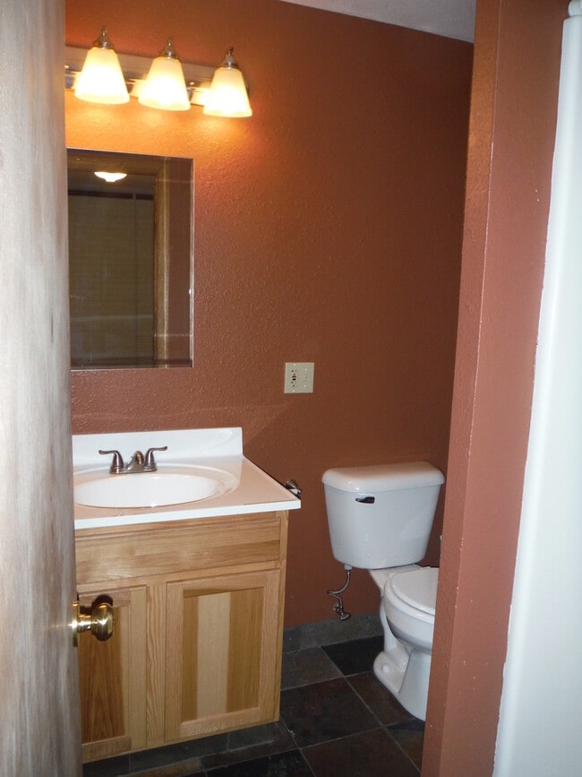 Building Photo - Cute 3 Bedroom Condo w/ Bonus Room - Walki...