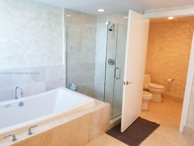 Building Photo - 17001 Collins Ave