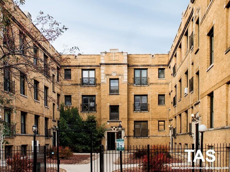Building Photo - 724 W Roscoe St