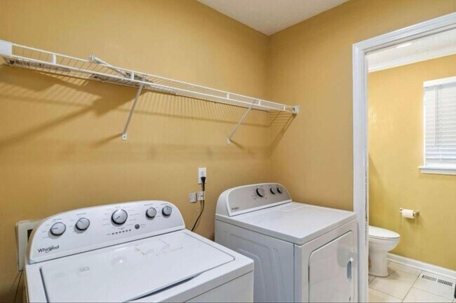 Building Photo - 4bd/2ba Home Minutes From W. Midtown w/ Fu...