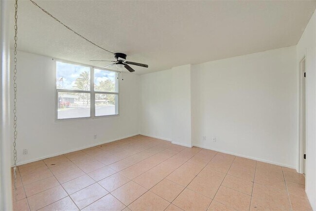 Building Photo - 113 Royal Pk Dr