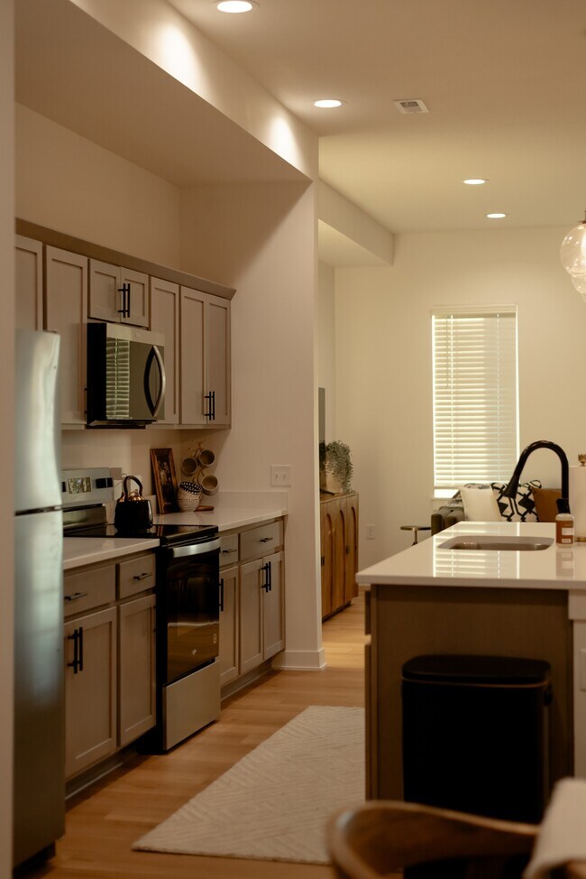 Building Photo - 1204 SW Franklin Dr