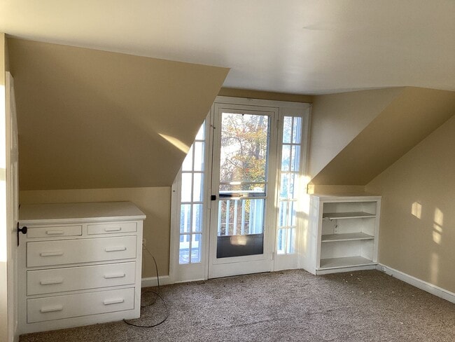 Building Photo - Two-Bedroom House