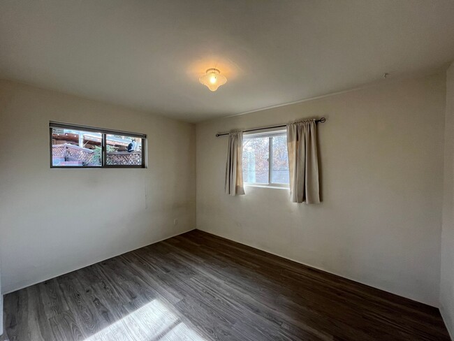 Building Photo - Cute 3 Bedroom 2 Bathroom Home In The Desi...