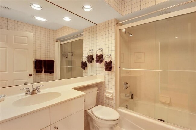 Bathhroom - 5225 E Harbor Village Dr