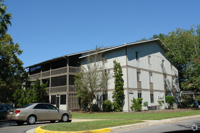 Building Photo - The Oaks Apartments