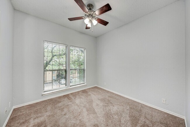 Building Photo - PRELEASE 8/15/2025 2 bed 2 bath
