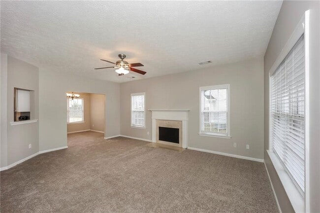 Building Photo - 60 Roxbury Ln