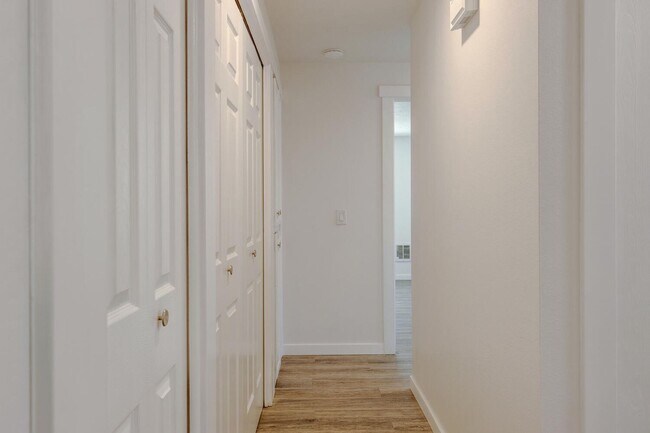 Building Photo - Newly Renovated Townhouse - Pet Friendly!!