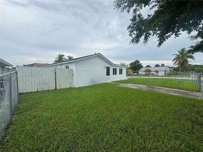 Building Photo - 18742 SW 113th Ave