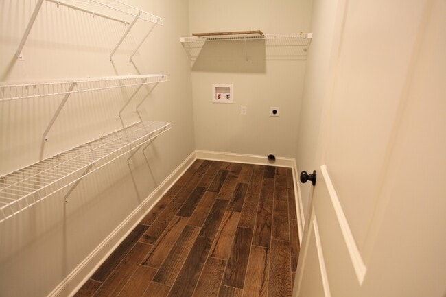 Building Photo - 3Bed/2bath Residential House off of Runningvine!!!