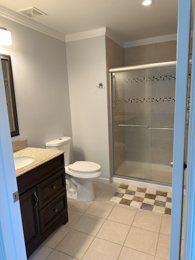 Upgraded Master En-Suite - 354 Wimbeldon Ct