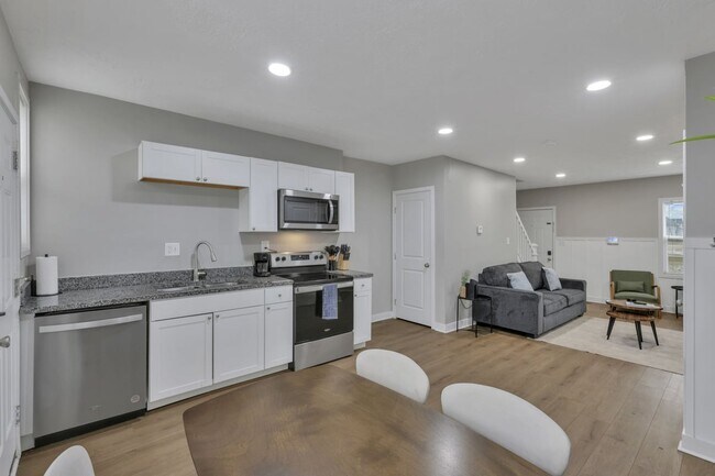 Building Photo - Modern 2BR Townhouse Walk to Downtown All Utilities Included