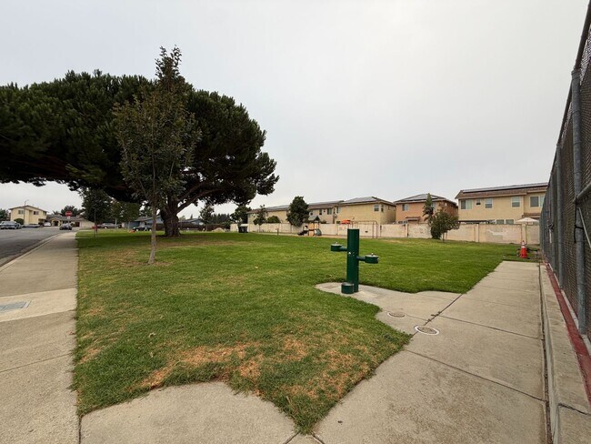 Building Photo - 745 Cedar Dr