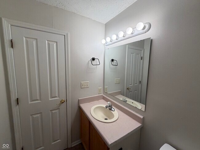 Building Photo - 411 Garden Grace Dr