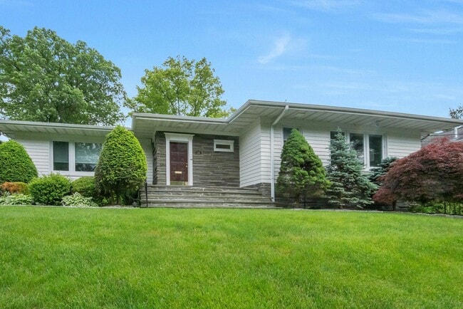 Primary Photo - 136 Fox Meadow Rd