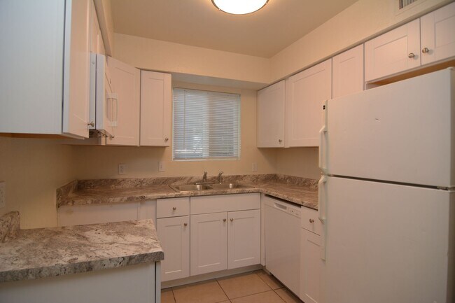 Building Photo - 2 Bedroom 1 Bath Apartment! Close to the UofA and Downtown!
