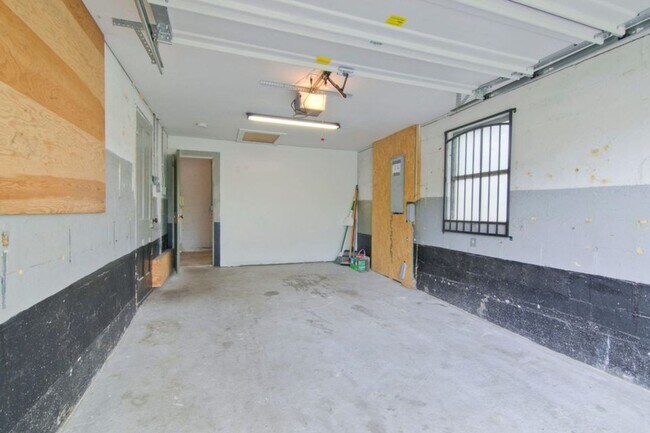 Building Photo - Knoxville 37917 - 2 bedroom, 1 bath home -...