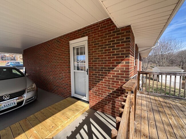 Building Photo - 449 Missimer Ln